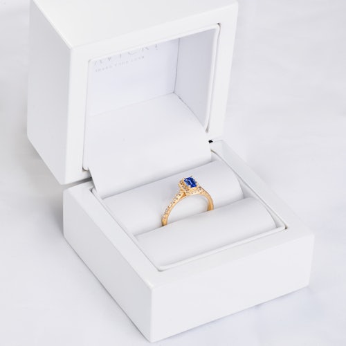 Pierścionek zaręczynowy SAVICKI: żółte złoto, niebieski szafir z diamentami